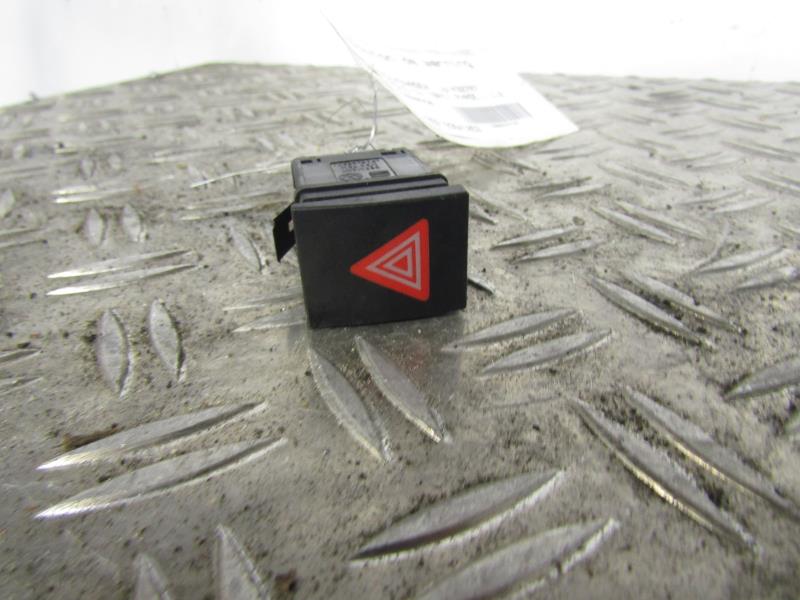 Bouton de warning VOLKSWAGEN POLO 4 PHASE 1 Essence - 1
