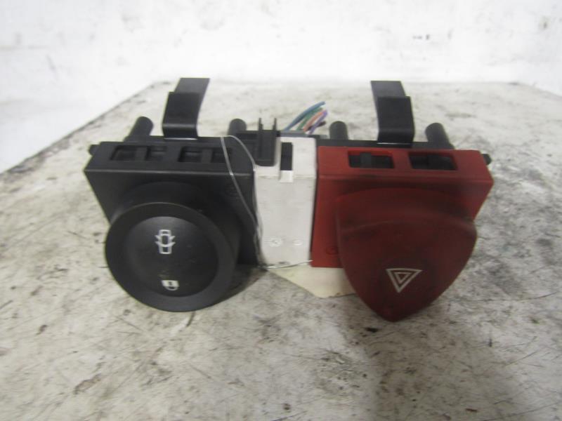 Bouton de warning RENAULT MEGANE 2 PHASE 1 Diesel - 1