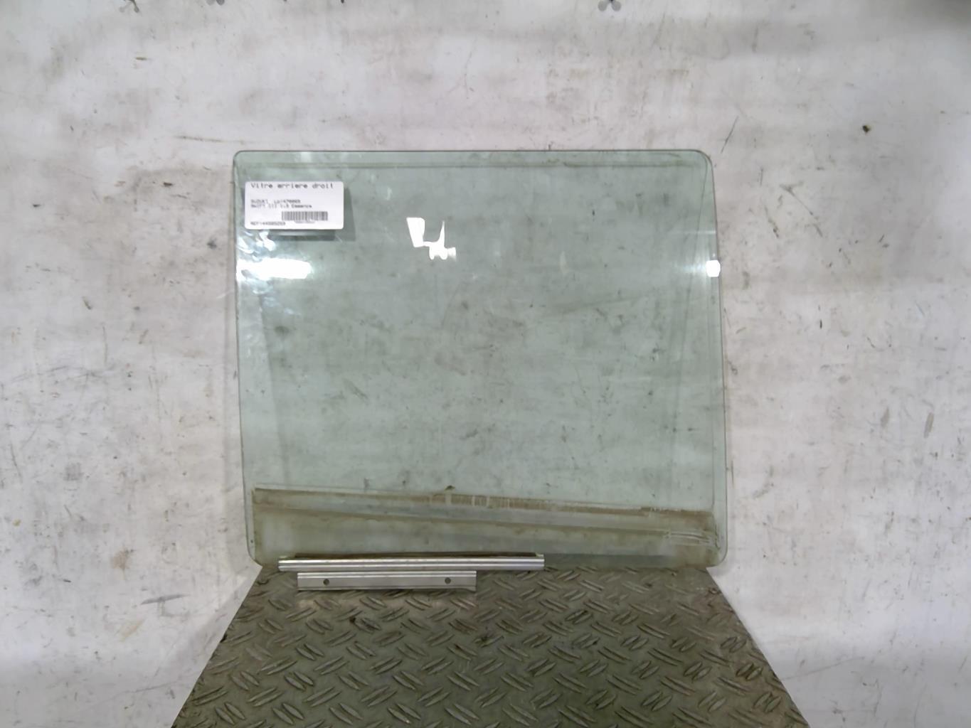 Vitre arriere droit SUZUKI SWIFT 3 Essence - 1