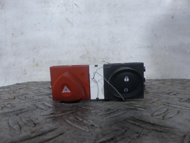 Bouton de warning RENAULT MEGANE 2 PHASE 2 Diesel - 1