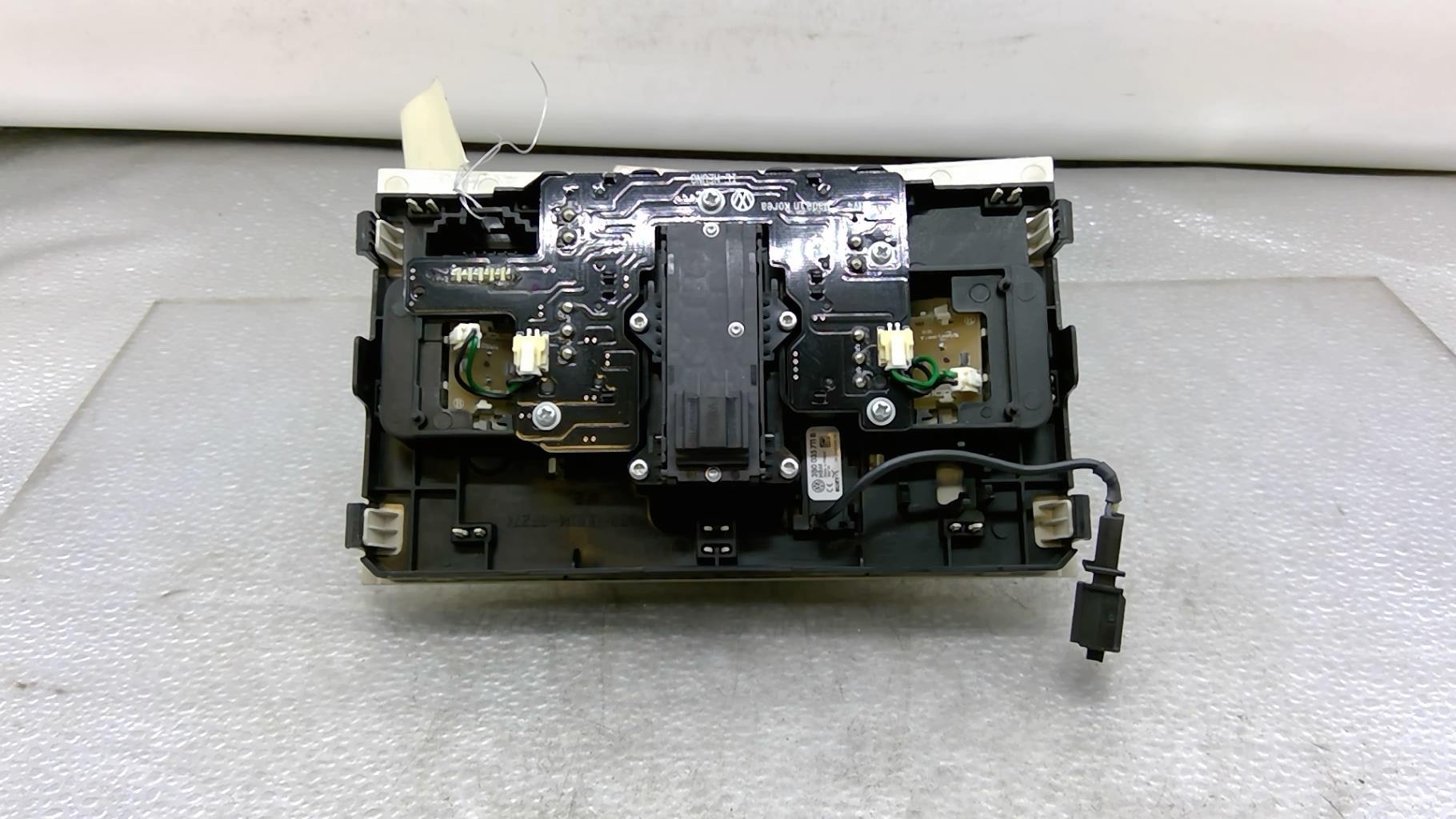 Eclairage de plafonnier VOLKSWAGEN PASSAT 7 PHASE 1 Essence/Hybride - 1