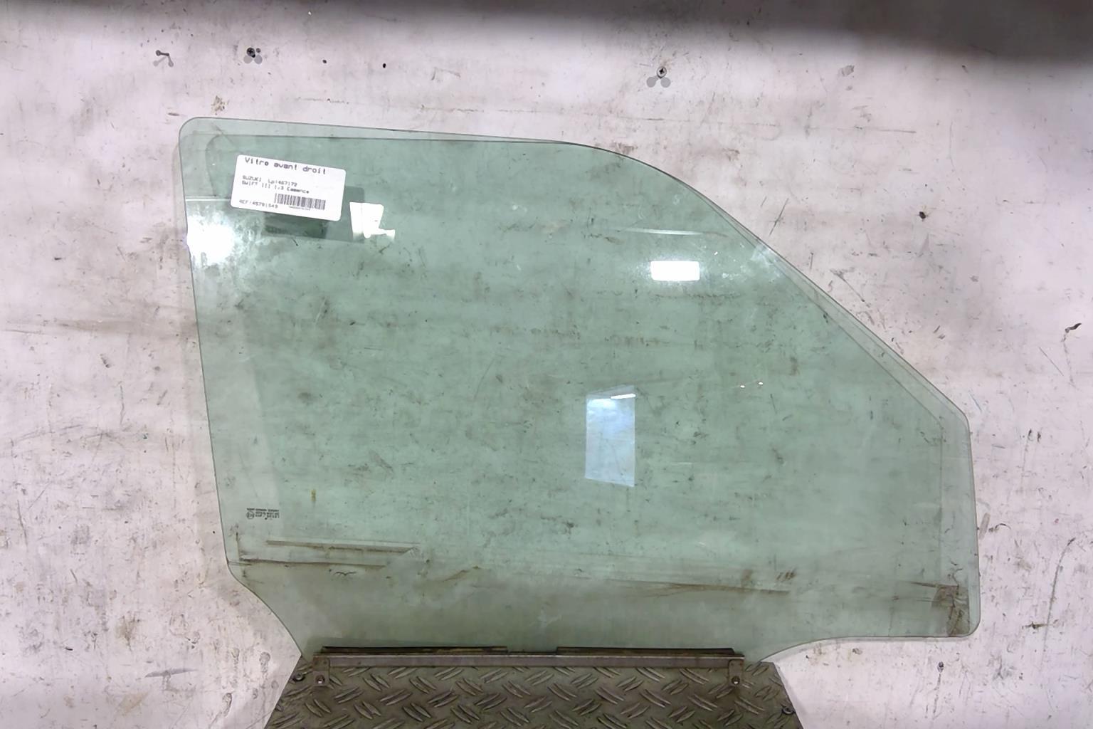 Vitre avant droit SUZUKI SWIFT 3 Essence - 1