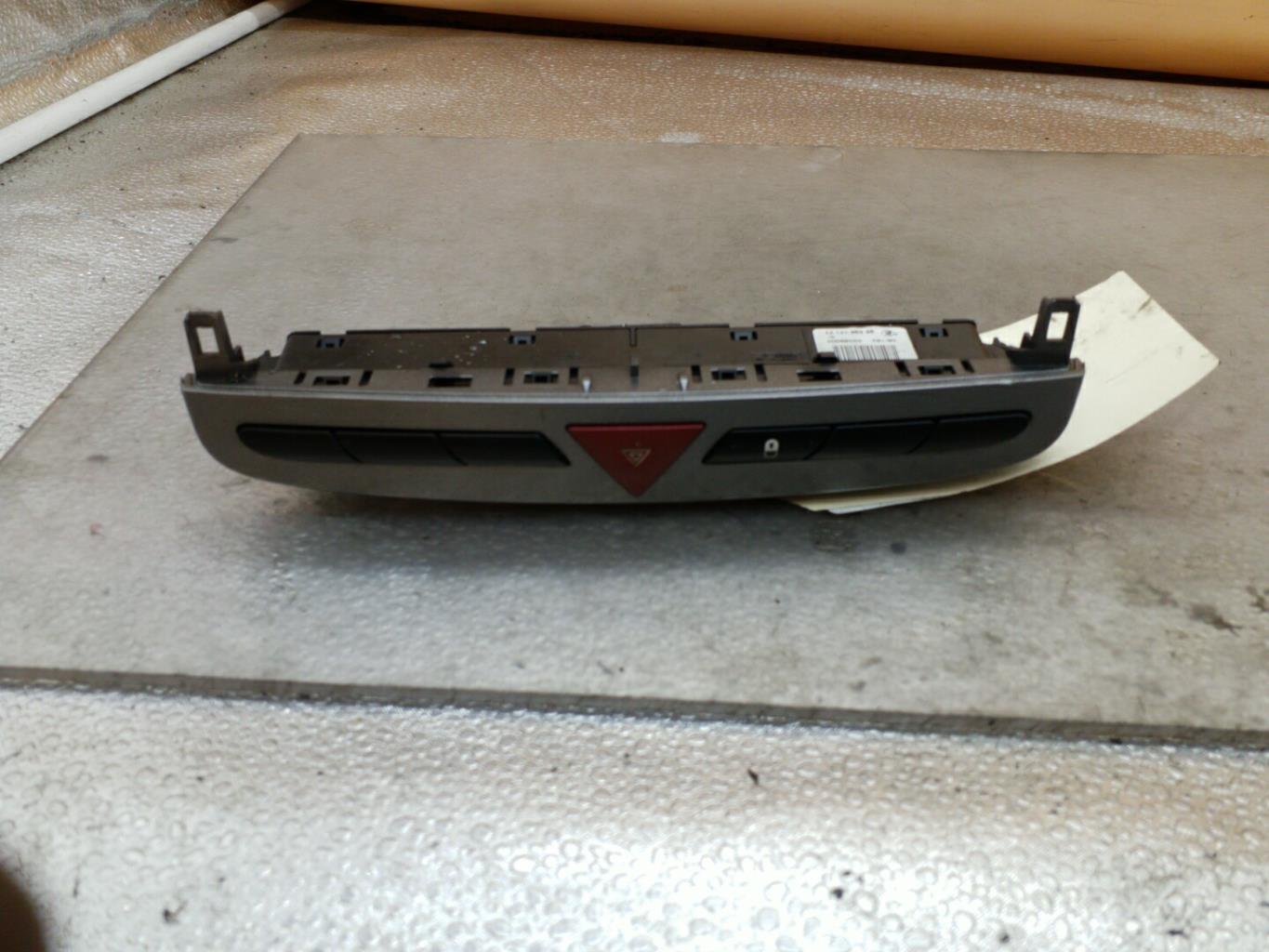 Bouton de warning PEUGEOT 308 1 PHASE 1 Diesel - 1