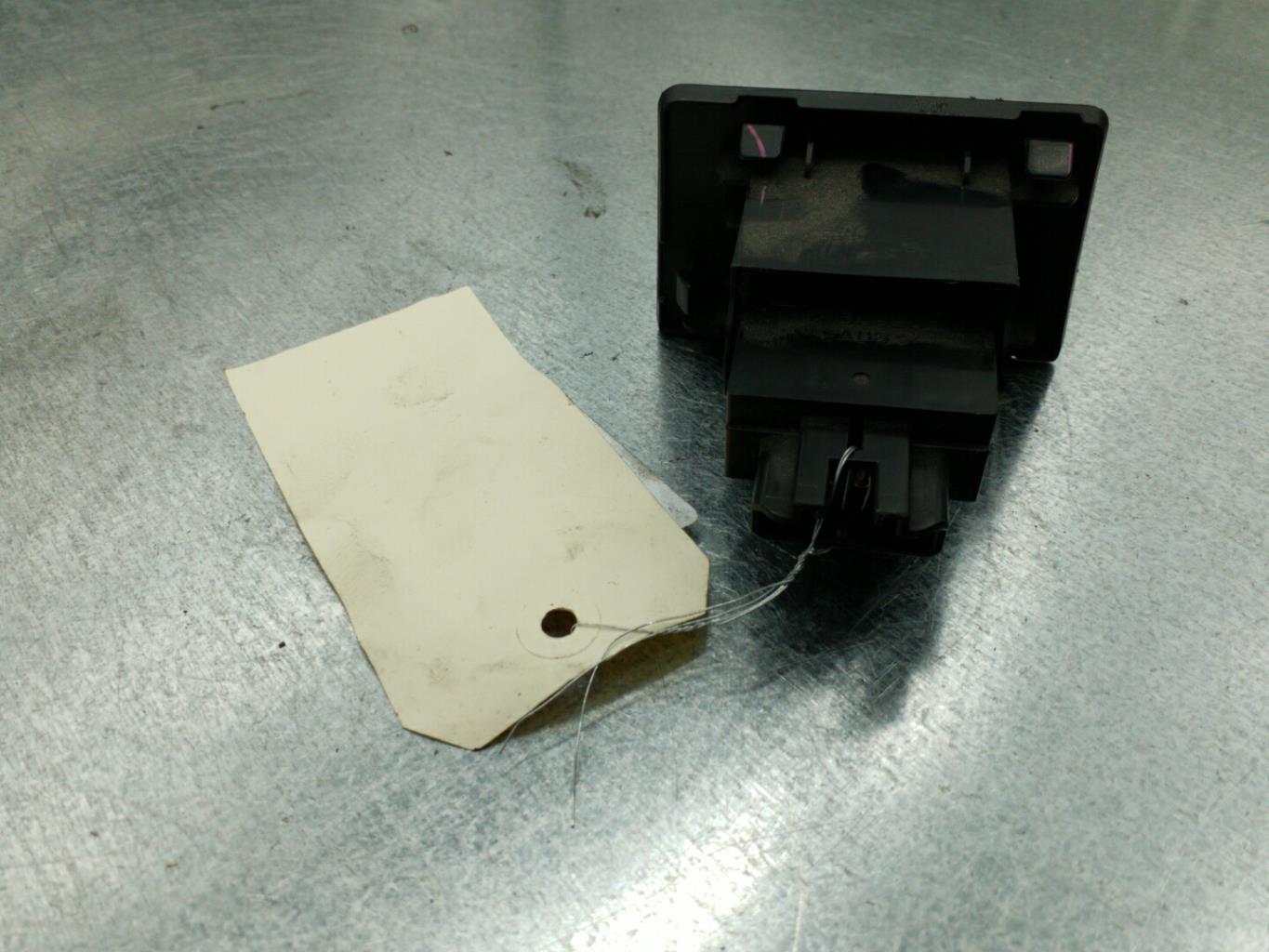 Bouton de coffre LEXUS IS 2 PHASE 1 Essence - 1