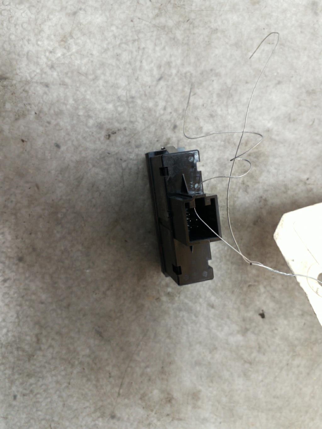 Bouton de warning AUDI A6 3 PHASE 1 Diesel - 1
