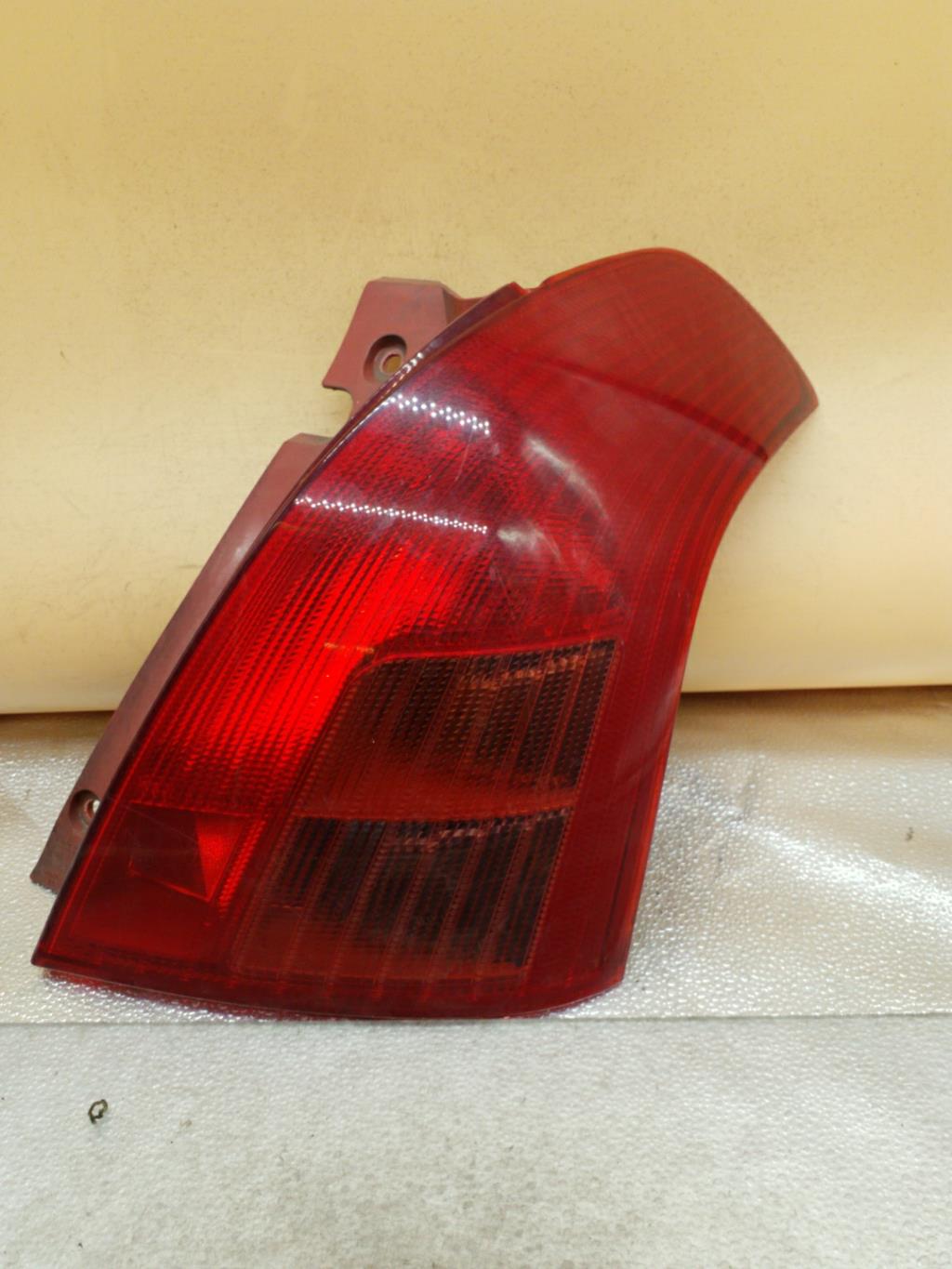 Fanale posteriore principale destro (luci) SUZUKI SWIFT 3 Diésel - 1