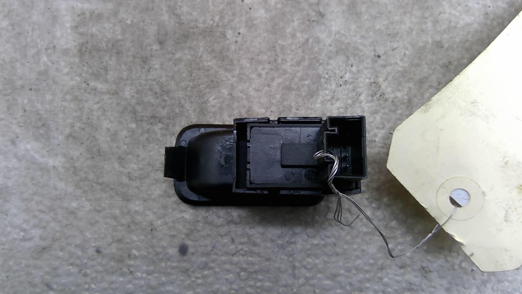 Interruttore lavacristalli posteriore destro VOLKSWAGEN POLO 5 PHASE 1 Diésel - 1