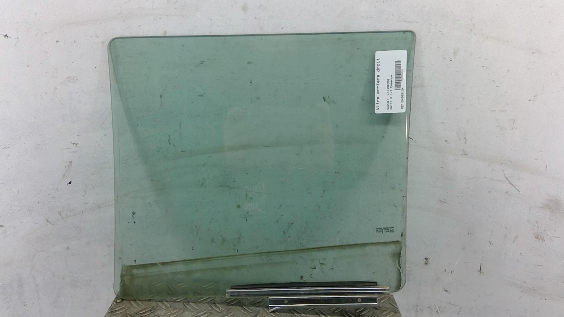Vitre arriere droit SUZUKI SWIFT 3 Essence - 1