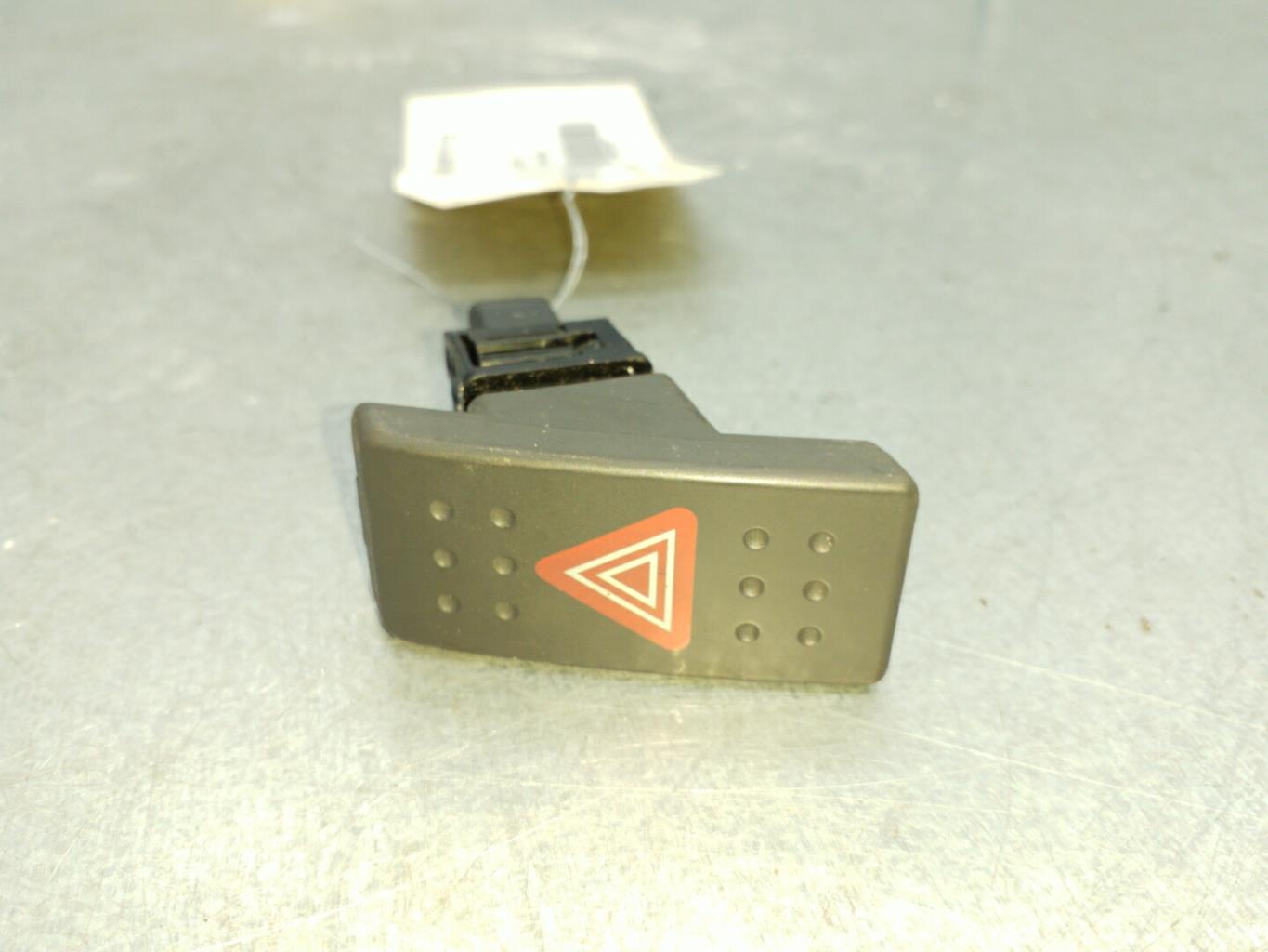 Bouton de warning SUZUKI SWIFT 3 Essence - 1