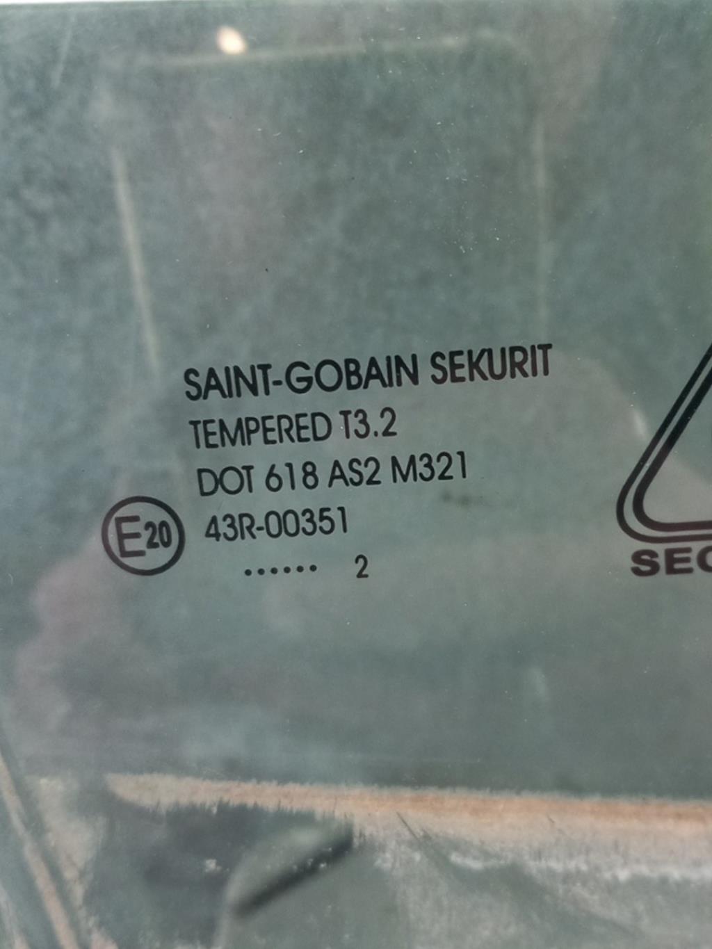 Vitre avant droit KIA VENGA PHASE 1 Essence - 1