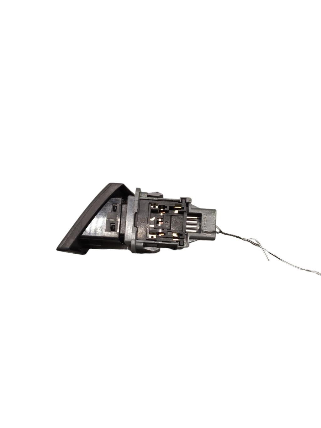 Bouton de warning TOYOTA VERSO PHASE 2 Essence - 1