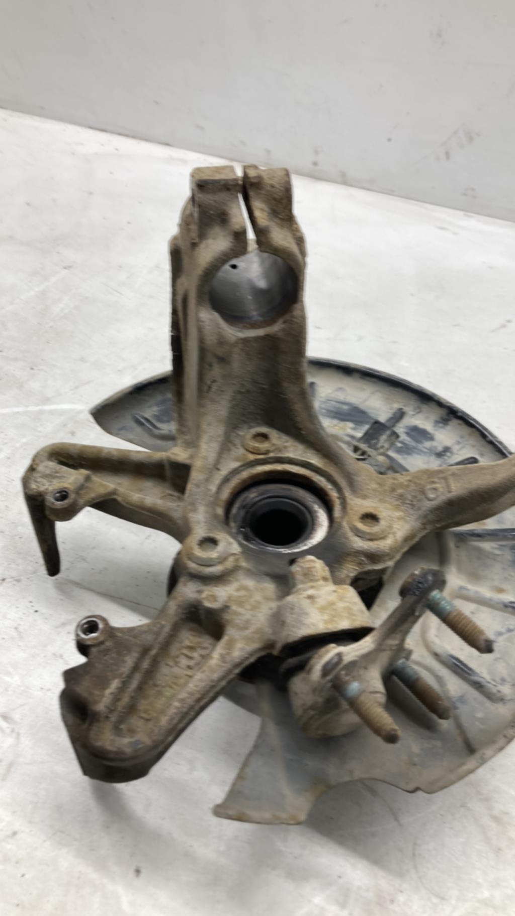 Moyeu avant droit VOLKSWAGEN GOLF 5 Essence - 1