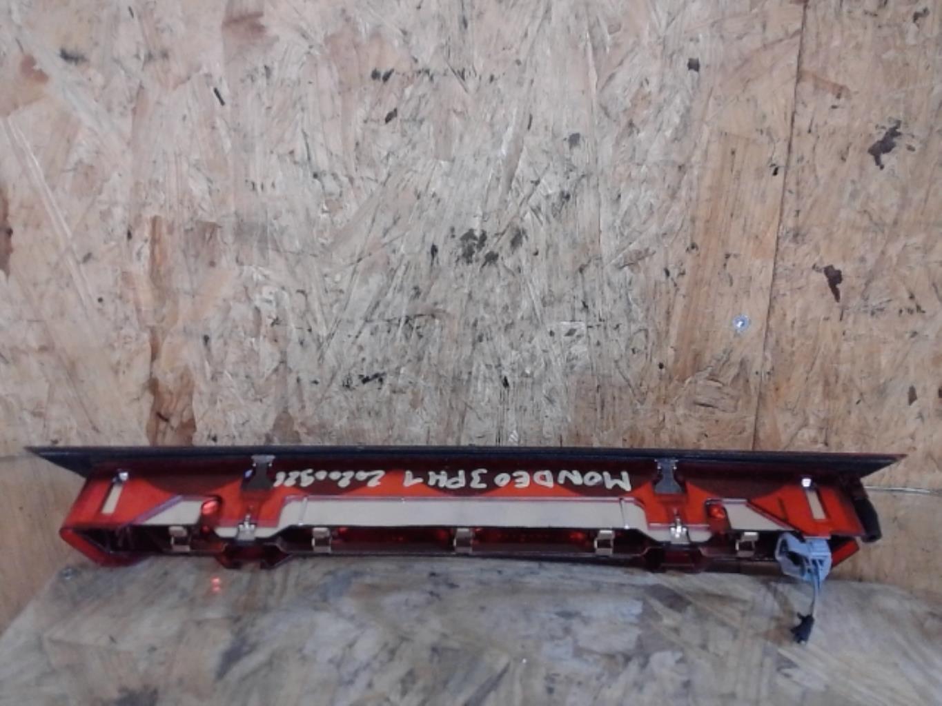 Feu arriere stop central FORD MONDEO 3 PHASE 1 BREAK Diesel - 1