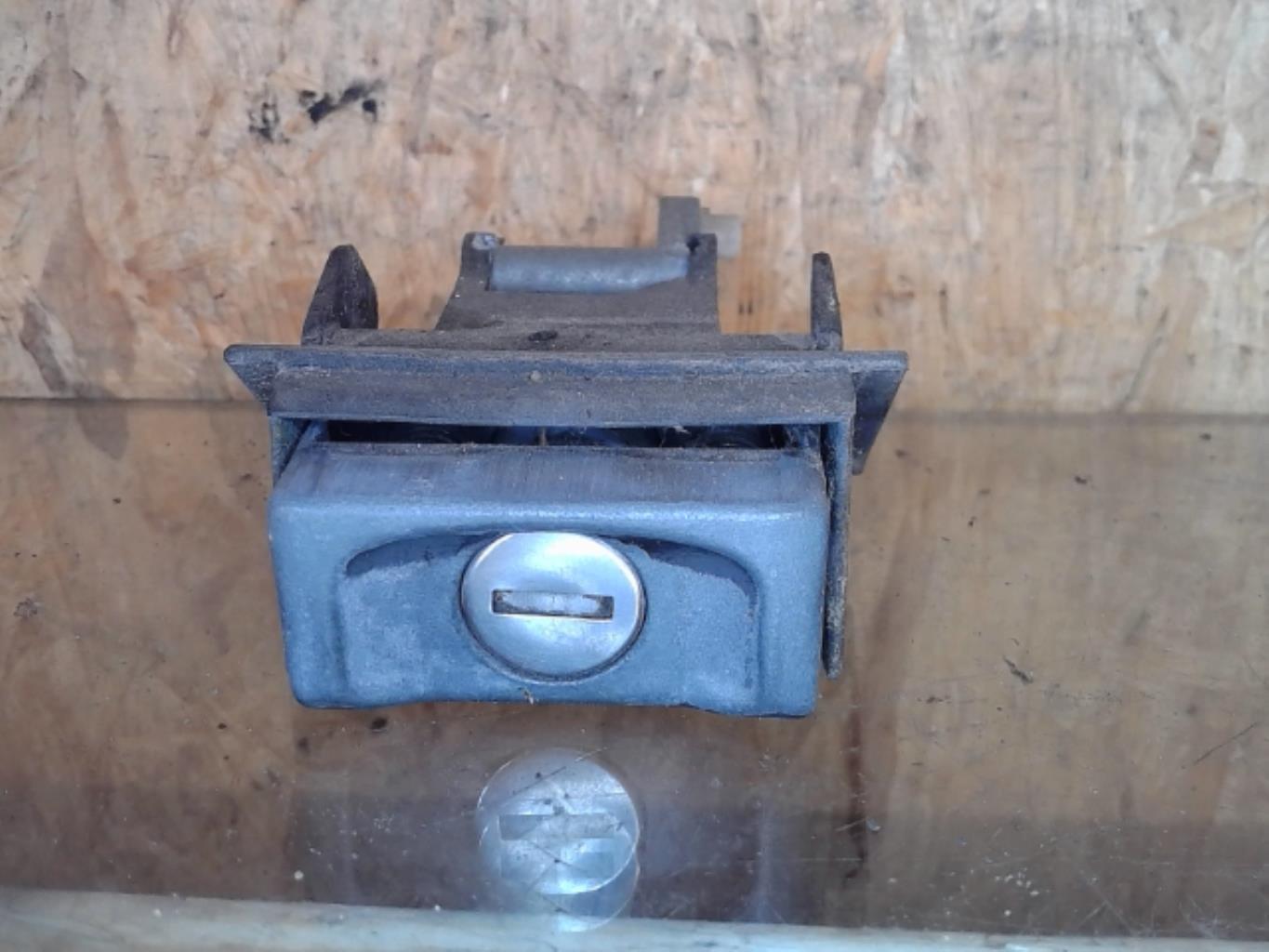 Bouton de coffre VOLKSWAGEN GOLF 2 Essence - 1