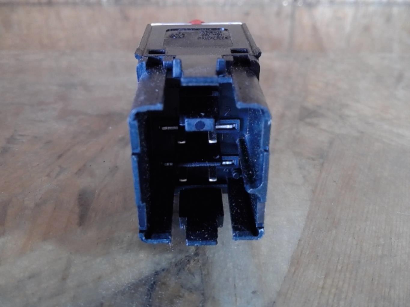 Bouton de warning VOLKSWAGEN GOLF 5 Diesel - 1