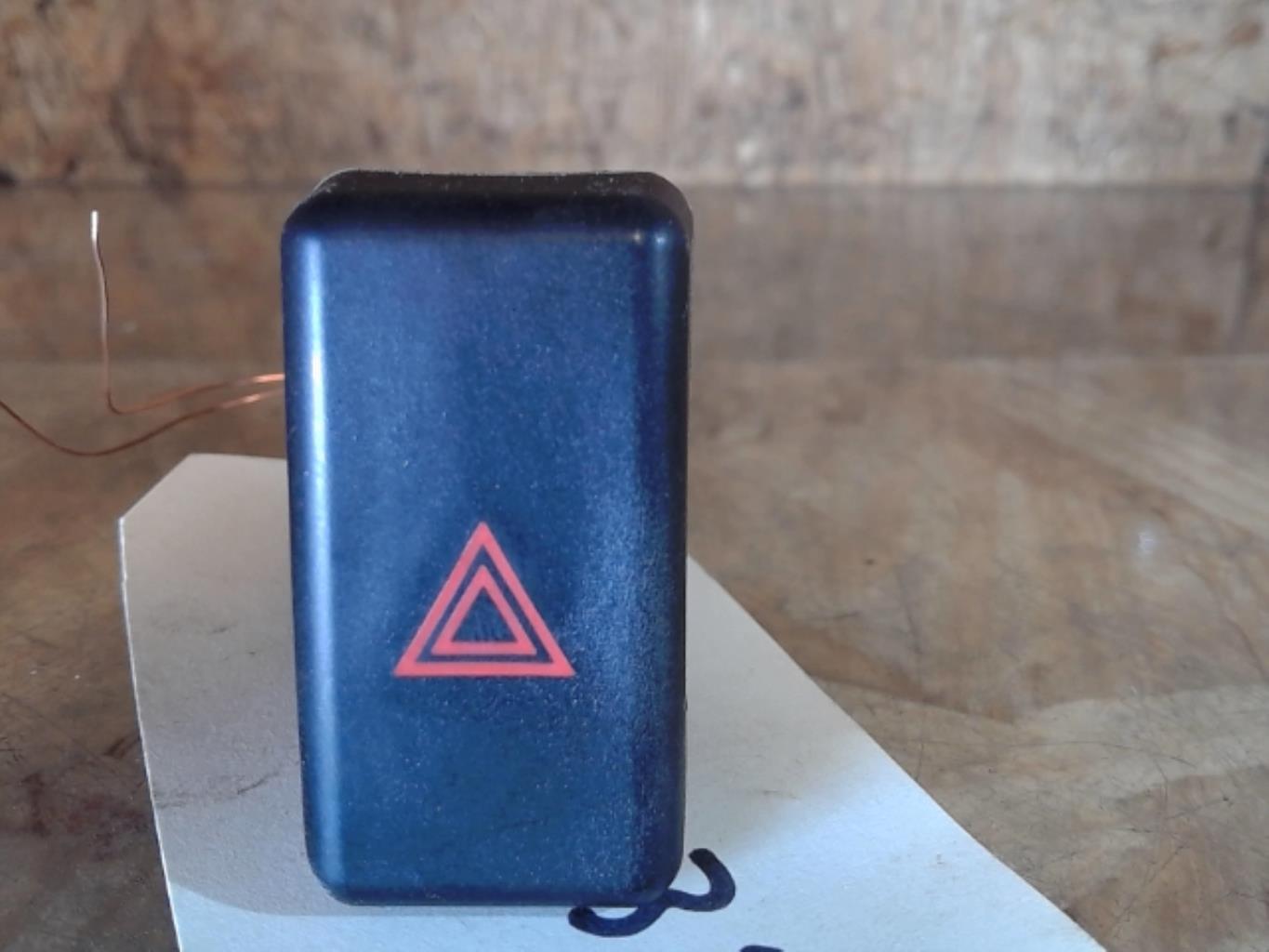 Bouton de warning MAZDA 3 1 PHASE 1 Essence - 1