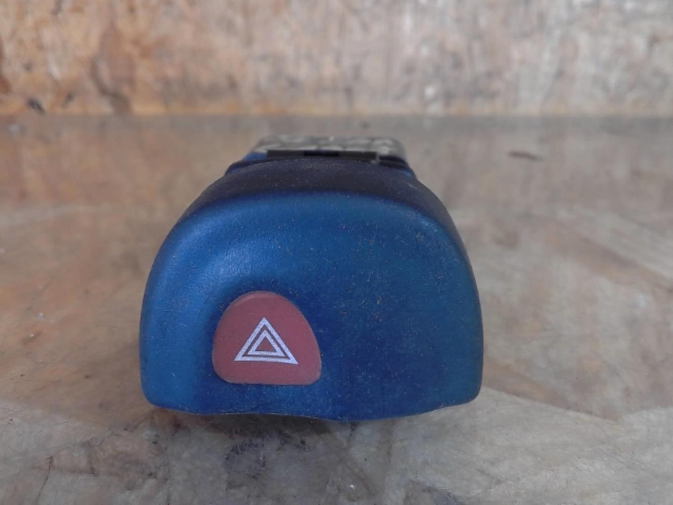 Bouton de warning RENAULT MEGANE 1 PHASE 1 Essence - 1