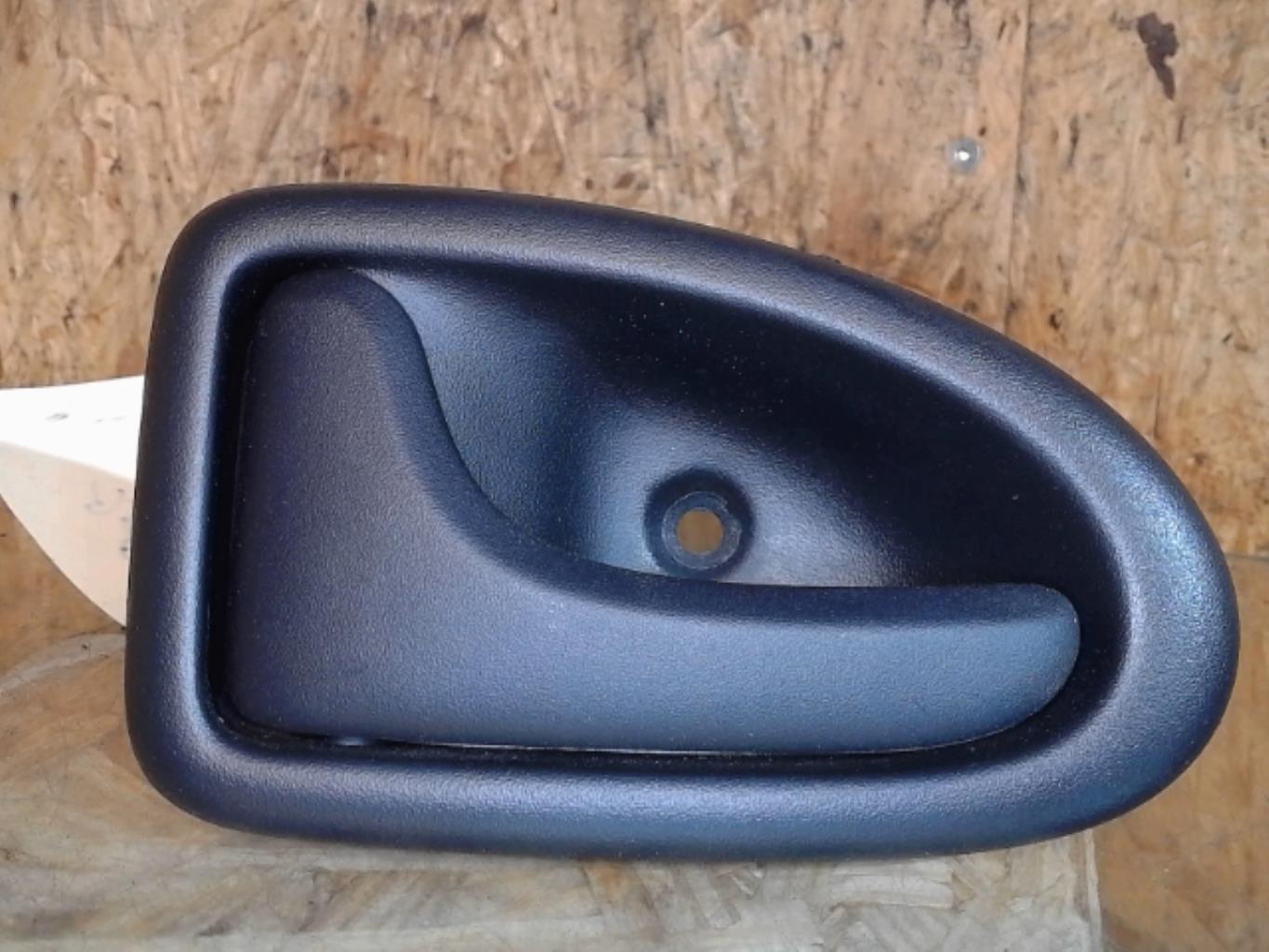 Poignee interieur arriere gauche RENAULT CLIO 2 PHASE 2 Essence - 1