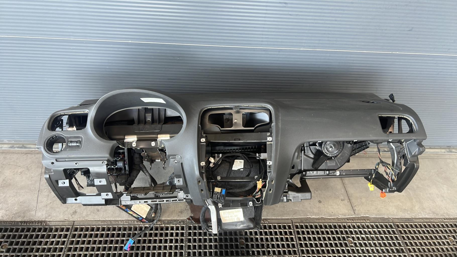 Tableau de bord VOLKSWAGEN POLO 5 PHASE 1 Diesel - 1