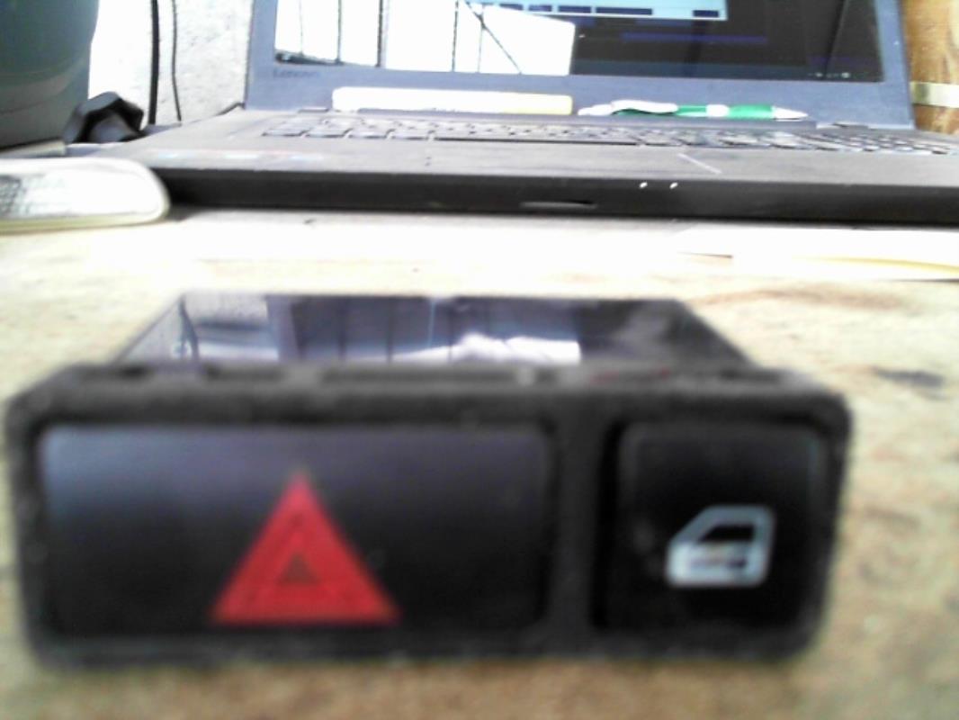 Bouton de warning BMW SERIE 3 E46 PHASE 1 Diesel - 1