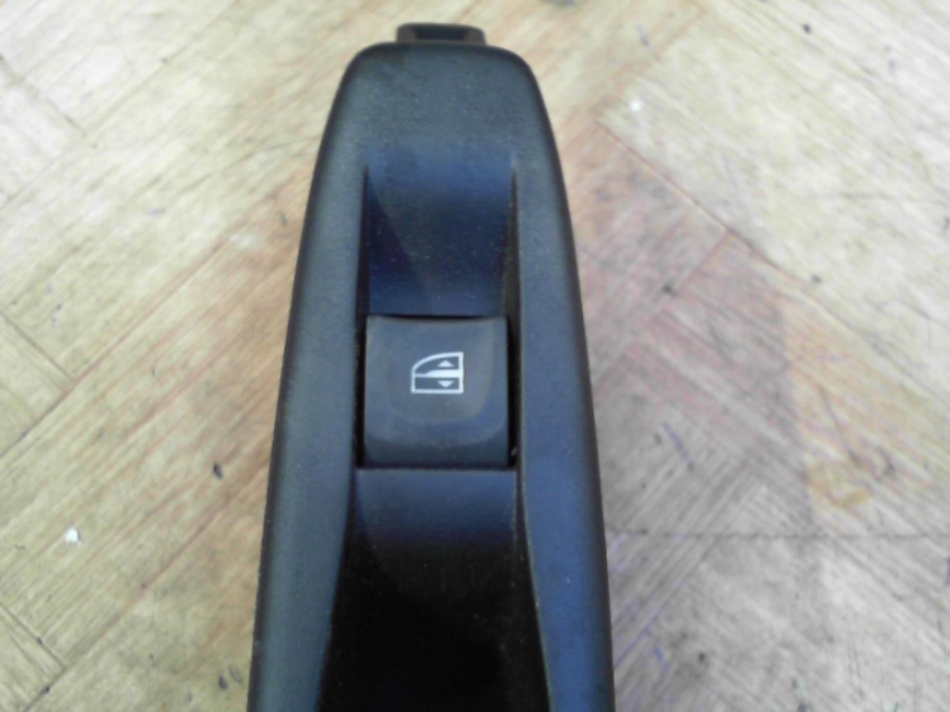 Interruttore lavacristalli posteriore sinistro RENAULT CAPTUR 1 PHASE 1 Diésel - 1