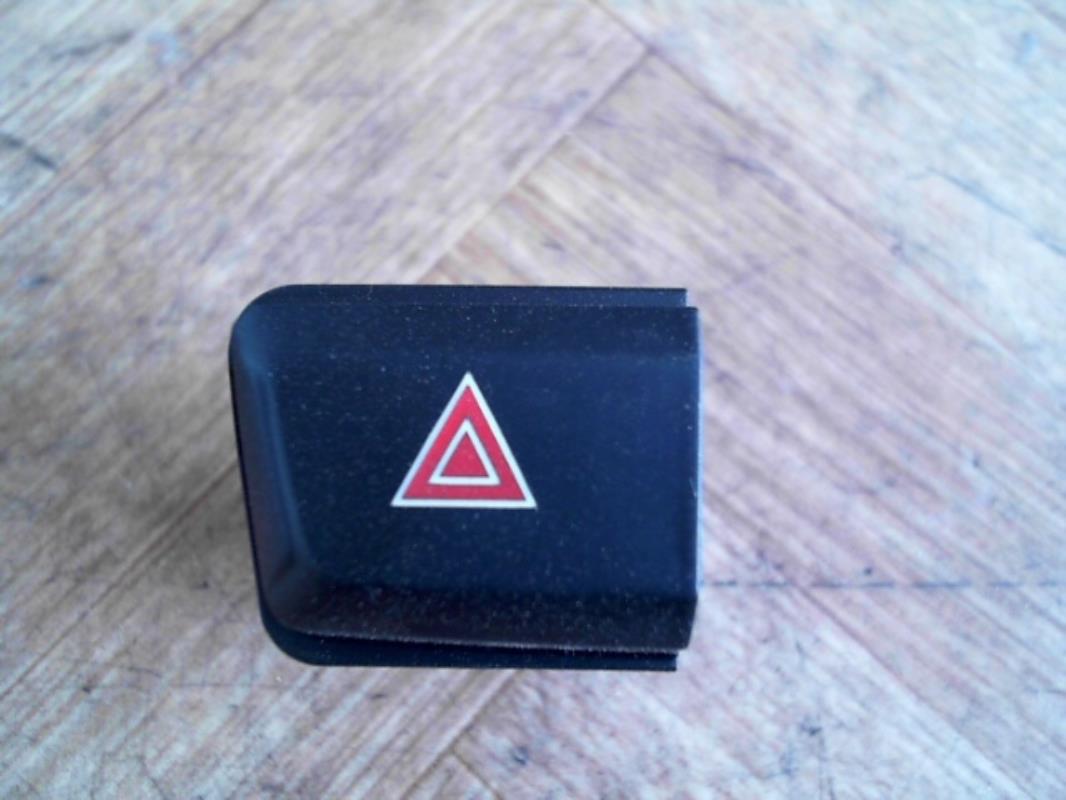 Bouton de warning PEUGEOT 2008 1 PHASE 2 Essence - 1