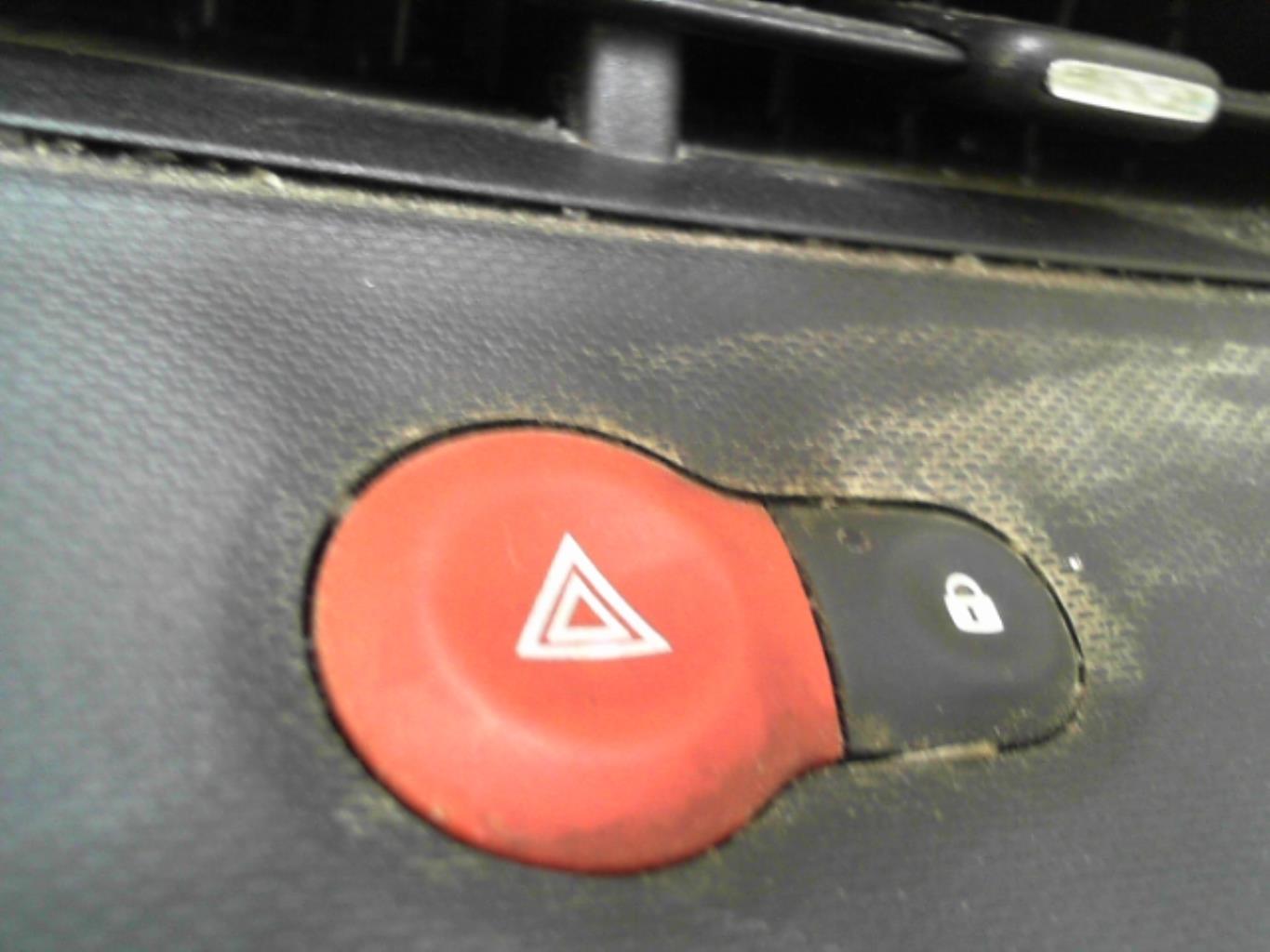 Bouton de warning RENAULT TWINGO 3 PHASE 1 Essence - 1