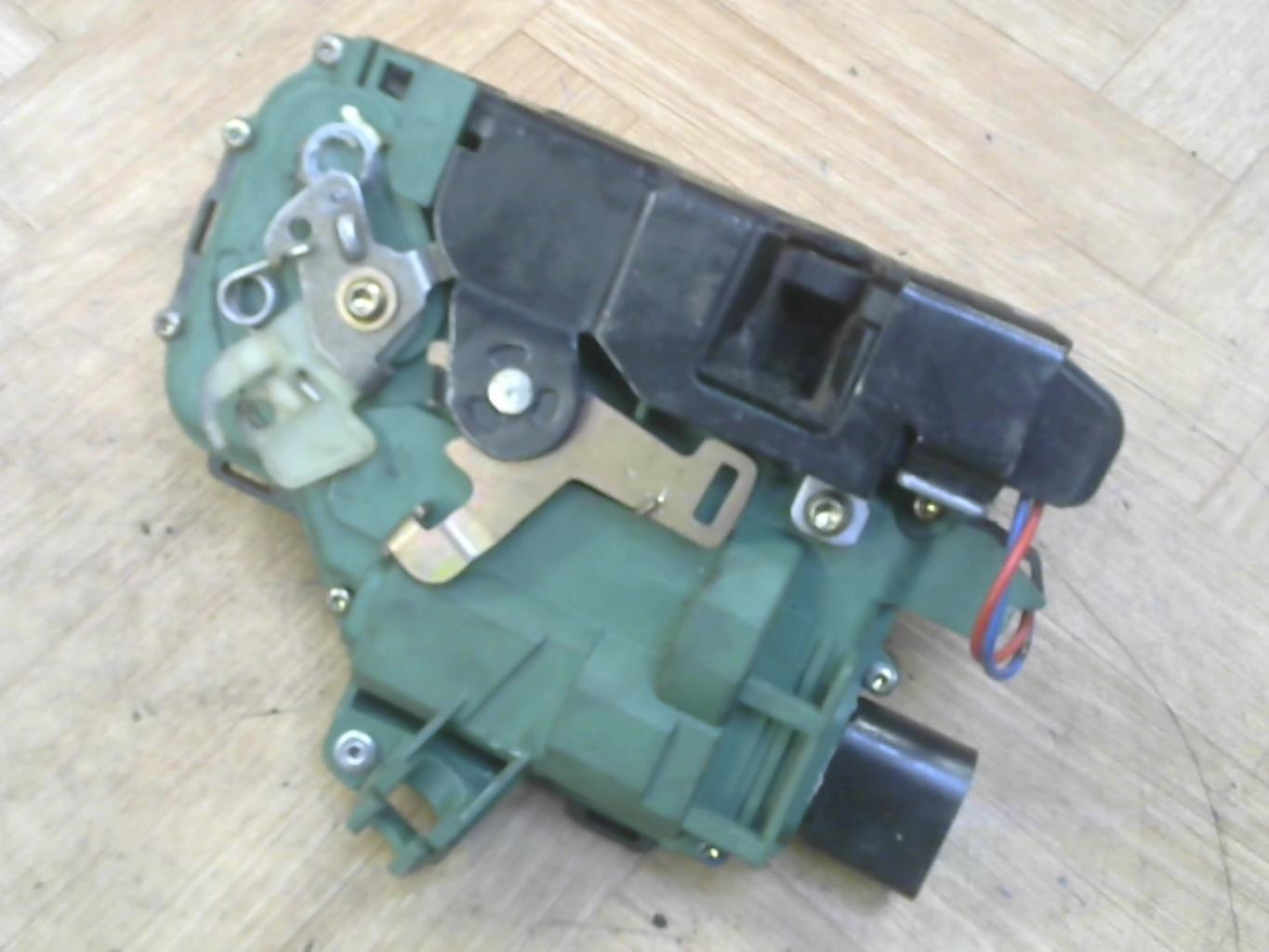Chiusura centralizzata anteriore destra VOLKSWAGEN GOLF 4 Diésel - 1