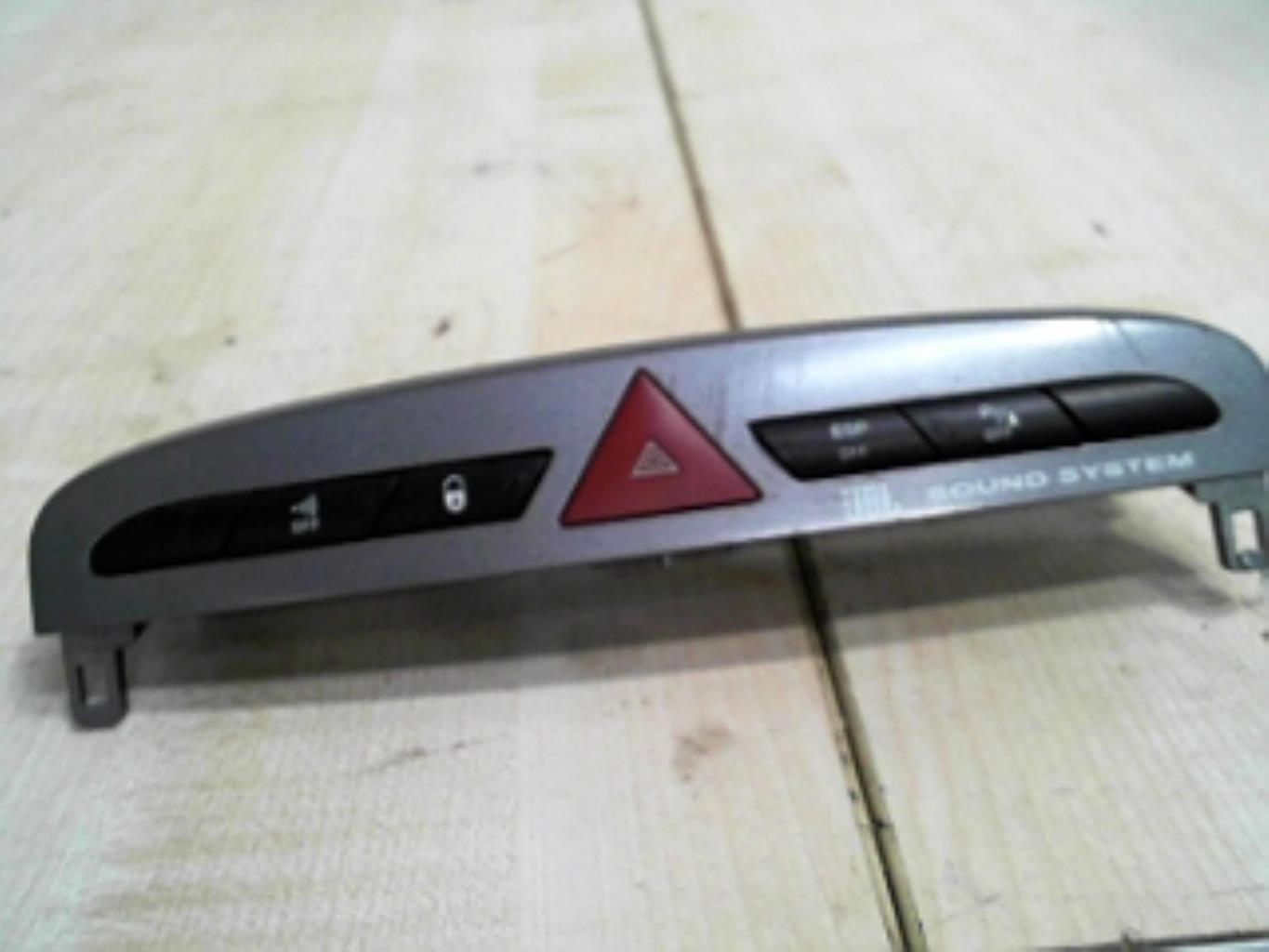 Interruttore luci emergenza PEUGEOT 308 1 PHASE 1 Diésel - 1