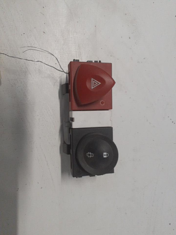 Bouton de warning RENAULT MEGANE 2 PHASE 1 Diesel - 1