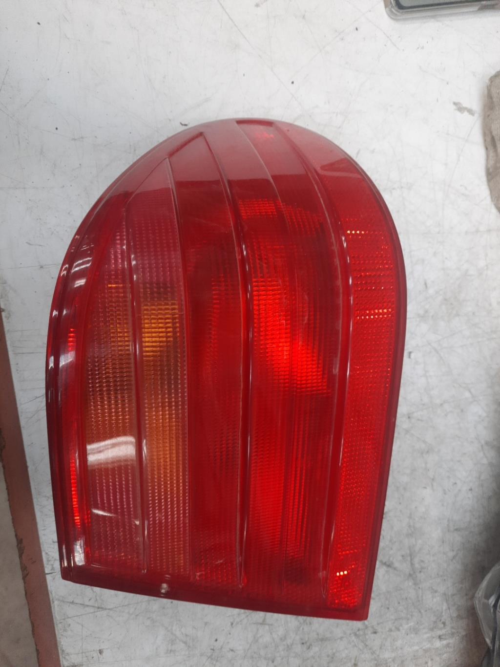 Fanale posteriore principale destro (luci) MERCEDES CLASSE E 210 PHASE 1 Diésel - 1