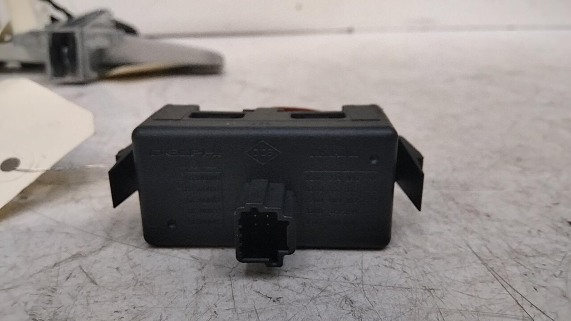 Bouton de warning RENAULT TWINGO 2 PHASE 1 Essence - 1