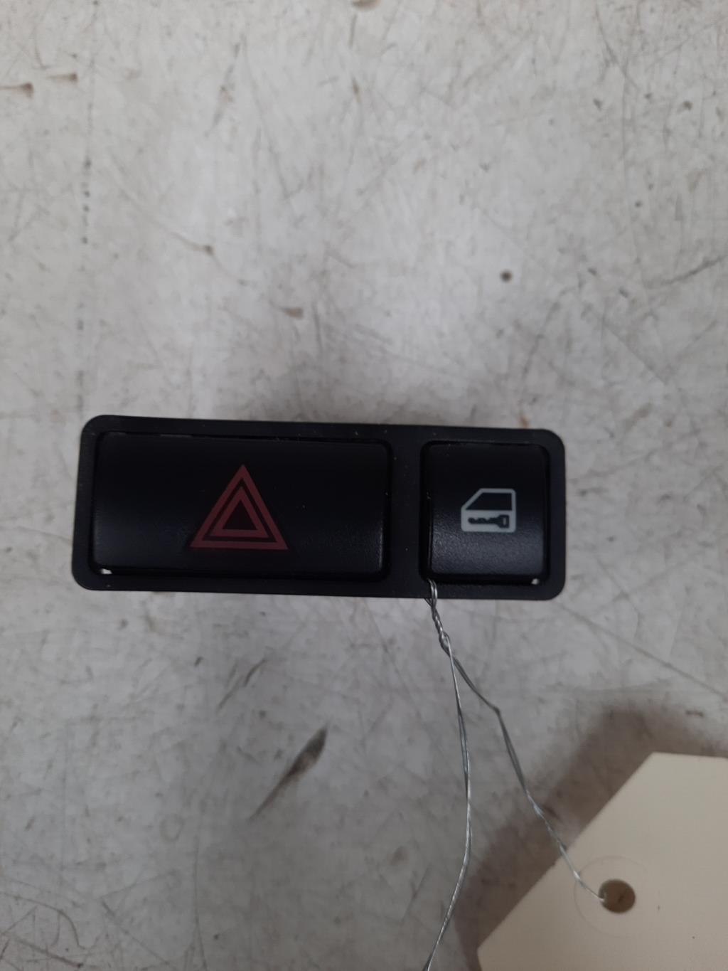 Bouton de warning BMW SERIE 3 E46 CABRIO PHASE 1 Essence - 1