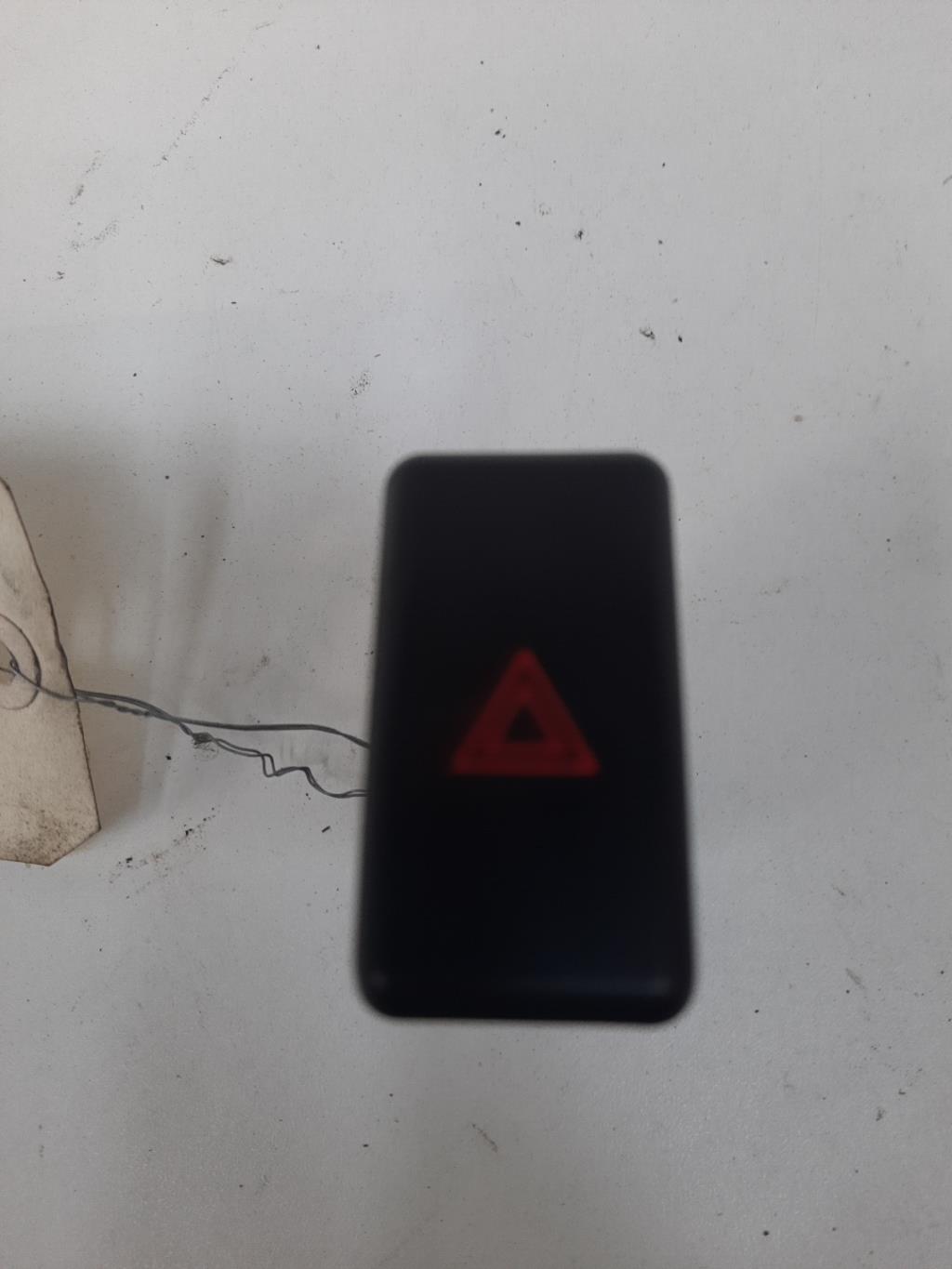 Bouton de warning MAZDA 3 1 PHASE 1 Essence - 1