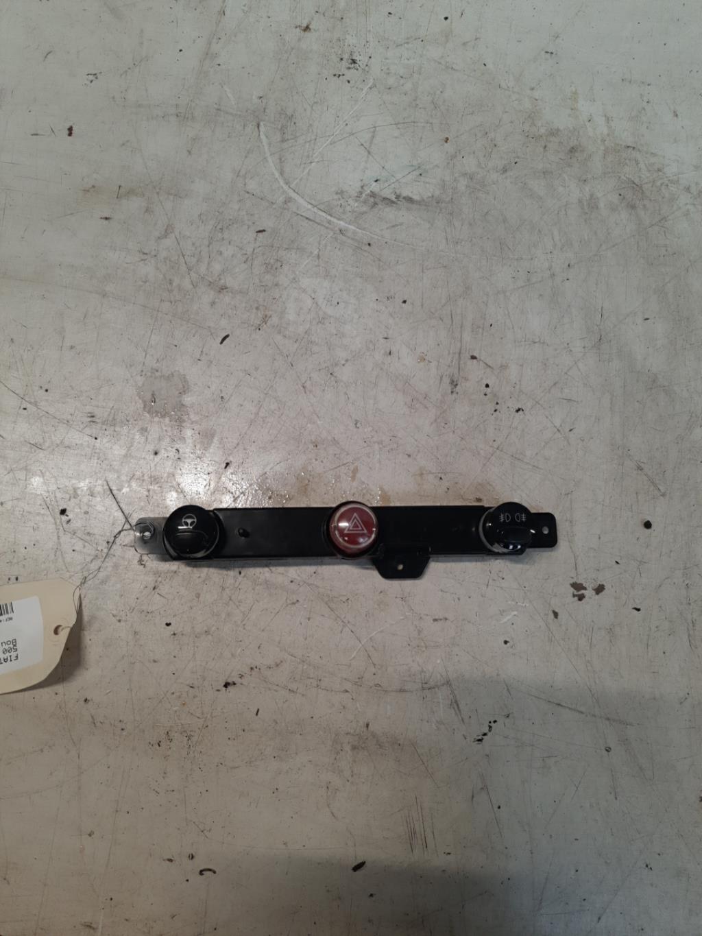 Bouton de warning FIAT 500 2 PHASE 1 Essence - 1