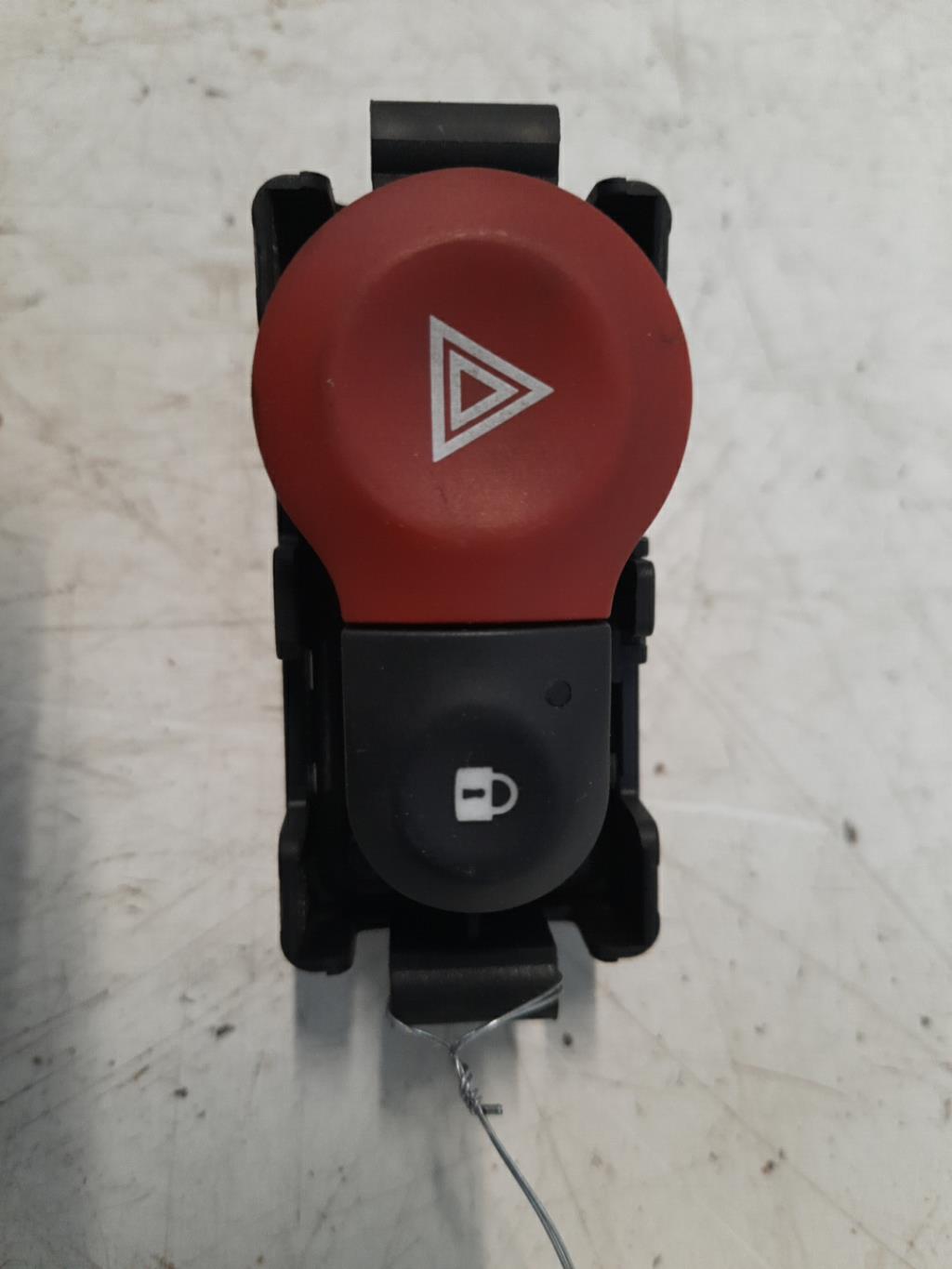 Bouton de warning RENAULT CLIO 3 PHASE 1 Diesel - 1