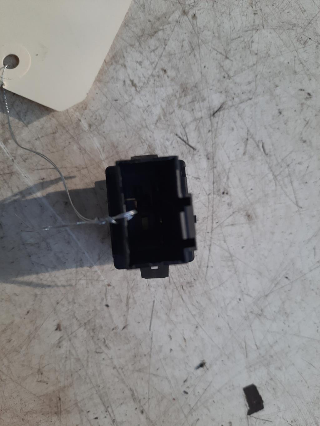 Bouton de warning VOLKSWAGEN POLO 4 PHASE 1 Essence - 1