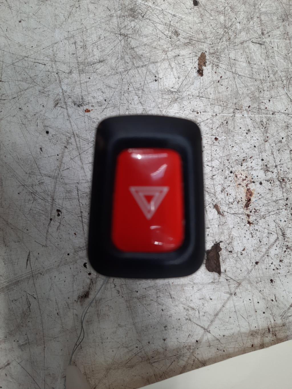 Bouton de warning NISSAN ALMERA 2 PHASE 2 Essence - 1