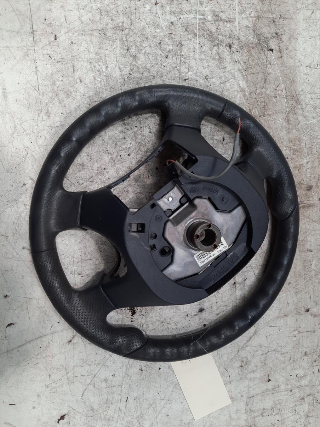 Volant NISSAN ALMERA 2 PHASE 2 Essence - 1