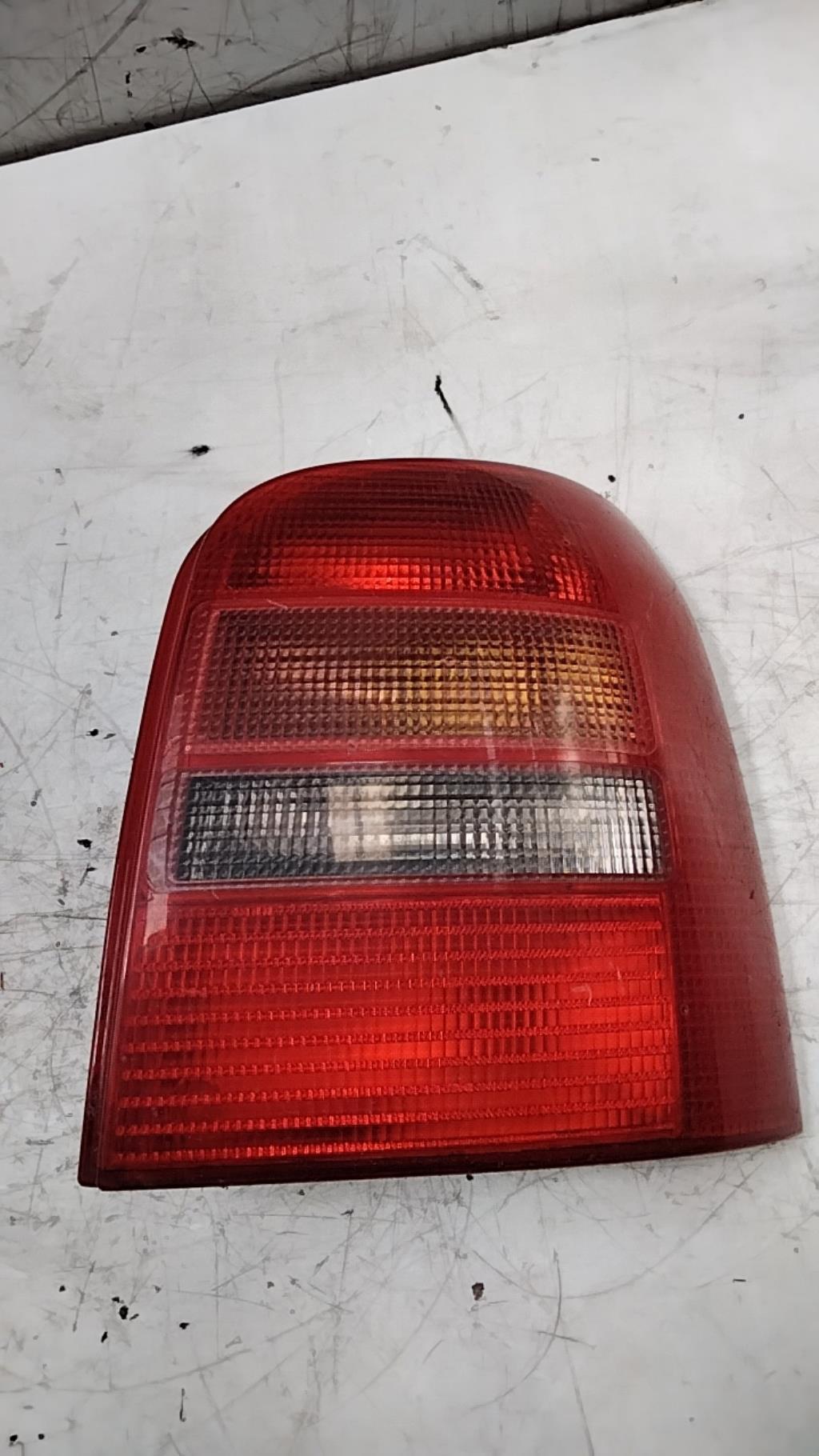 Fanale posteriore principale destro (luci) AUDI A4 1 AVANT PHASE 1 BREAK Gasolina - 1