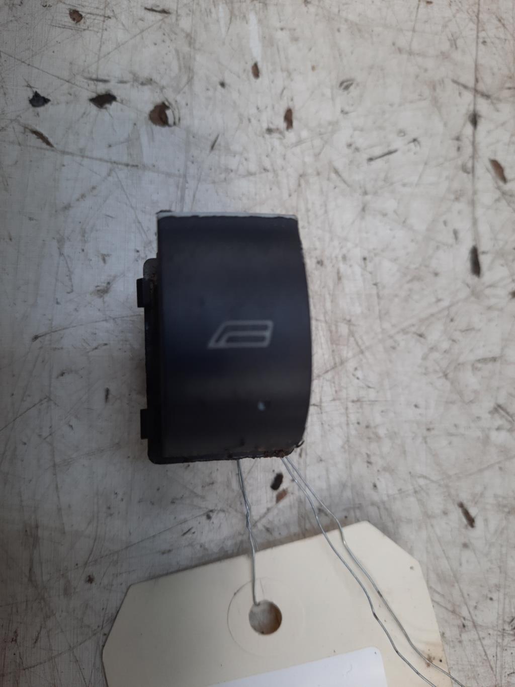 Interruttore lavacristalli anteriore destro AUDI A4 2 PHASE 1 Diésel - 1