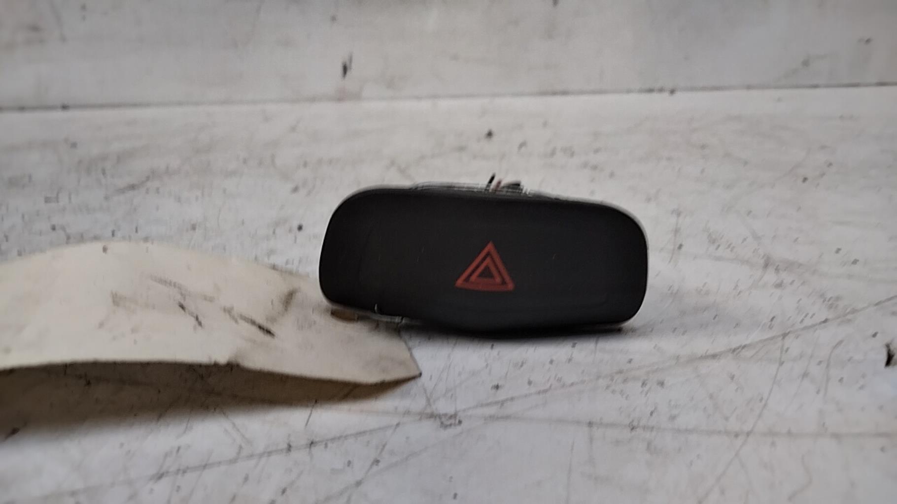 Interruttore luci emergenza NISSAN PRIMERA 4 Diésel - 1
