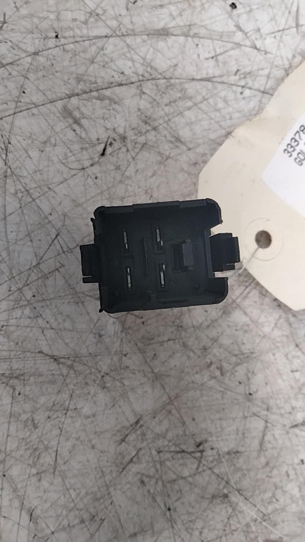Bouton de warning VOLKSWAGEN GOLF 5 Diesel - 1
