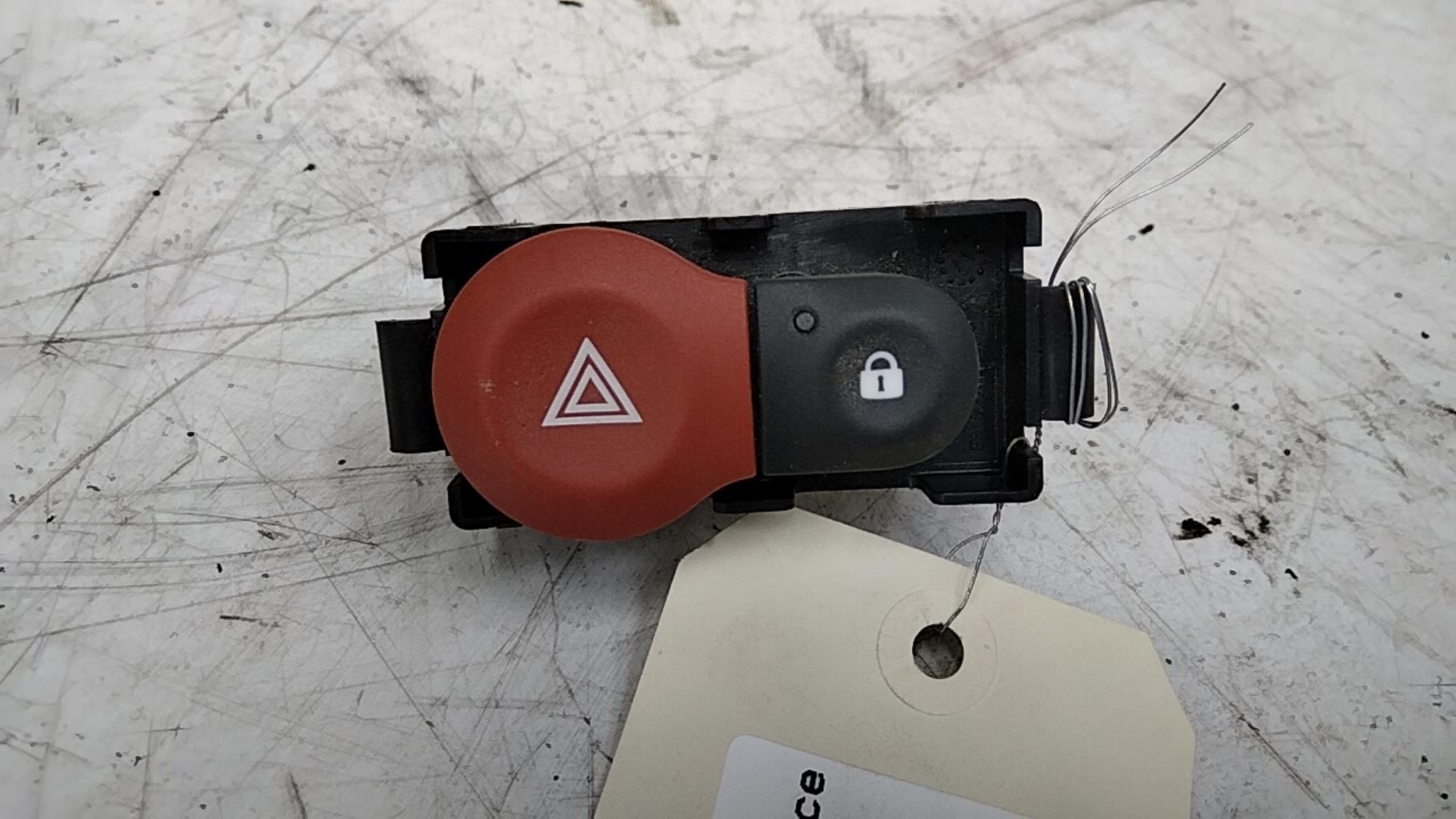 Bouton de warning RENAULT TWINGO 3 PHASE 1 Essence - 1