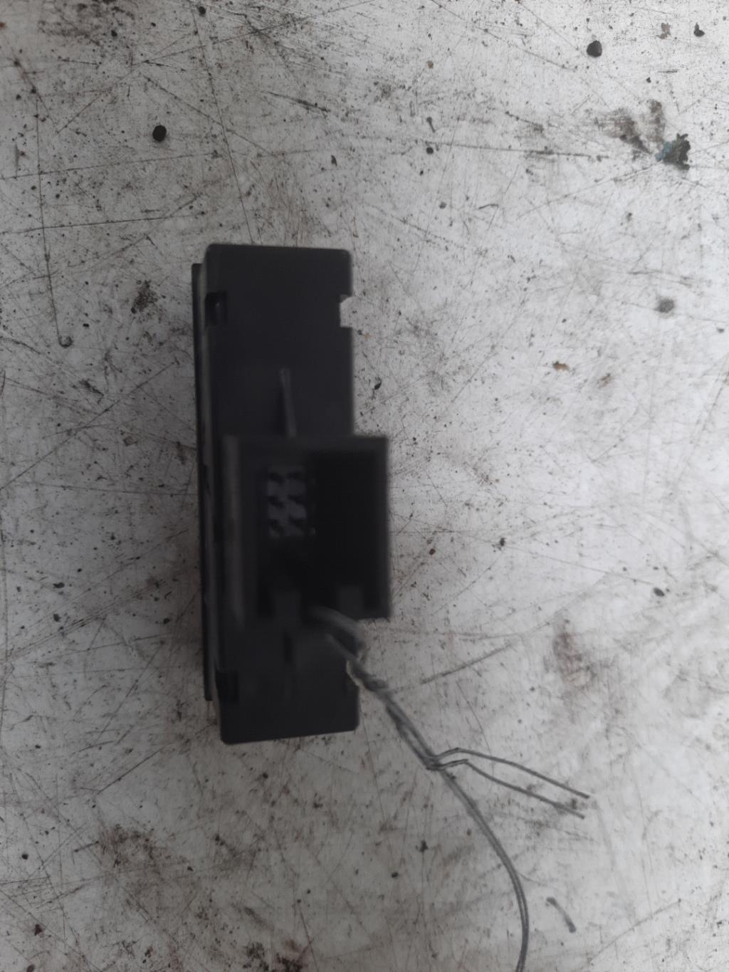 Bouton de warning AUDI A6 3 AVANT PHASE 1 BREAK Diesel - 1
