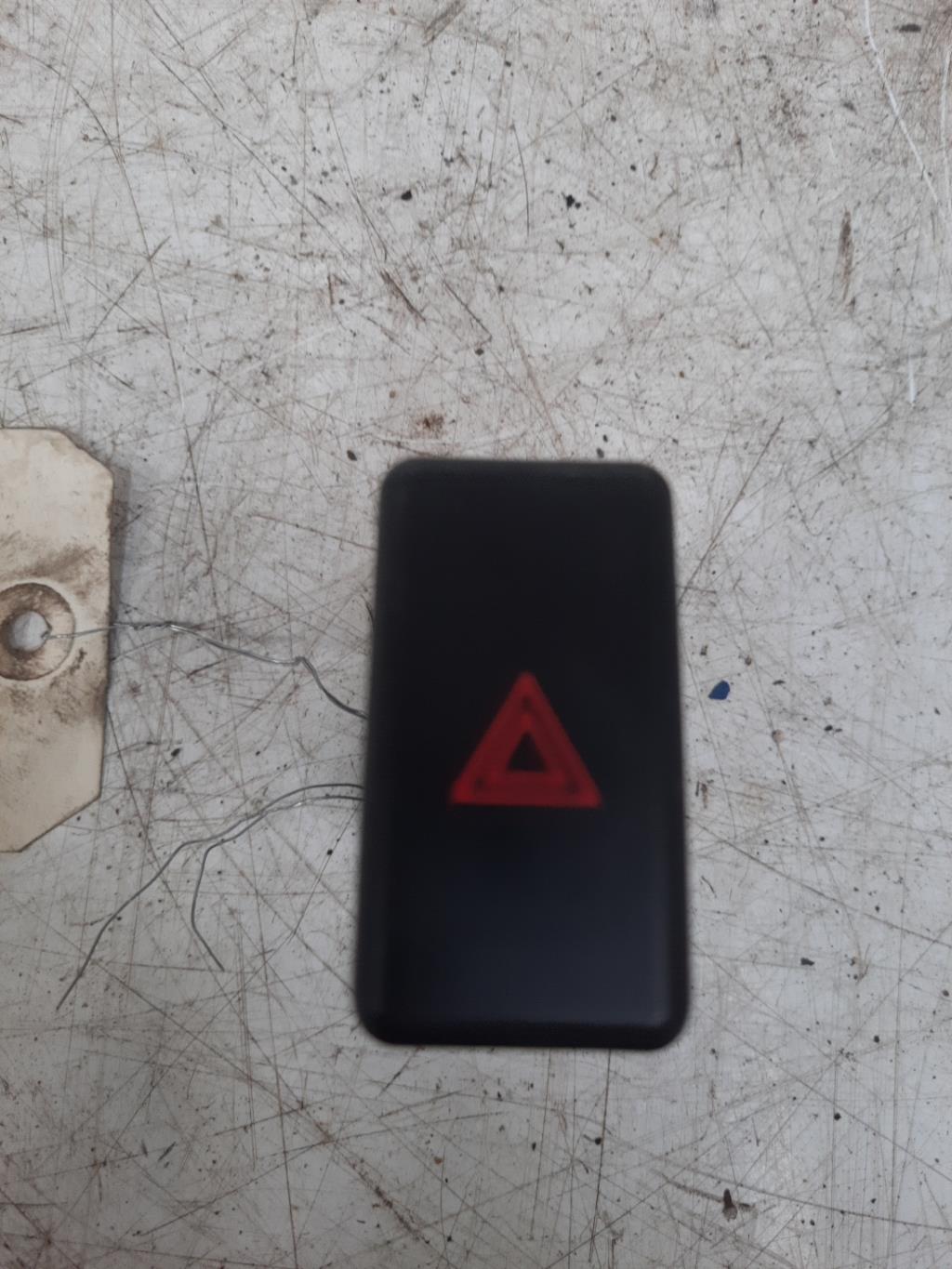 Bouton de warning MAZDA 3 1 PHASE 1 Essence - 1