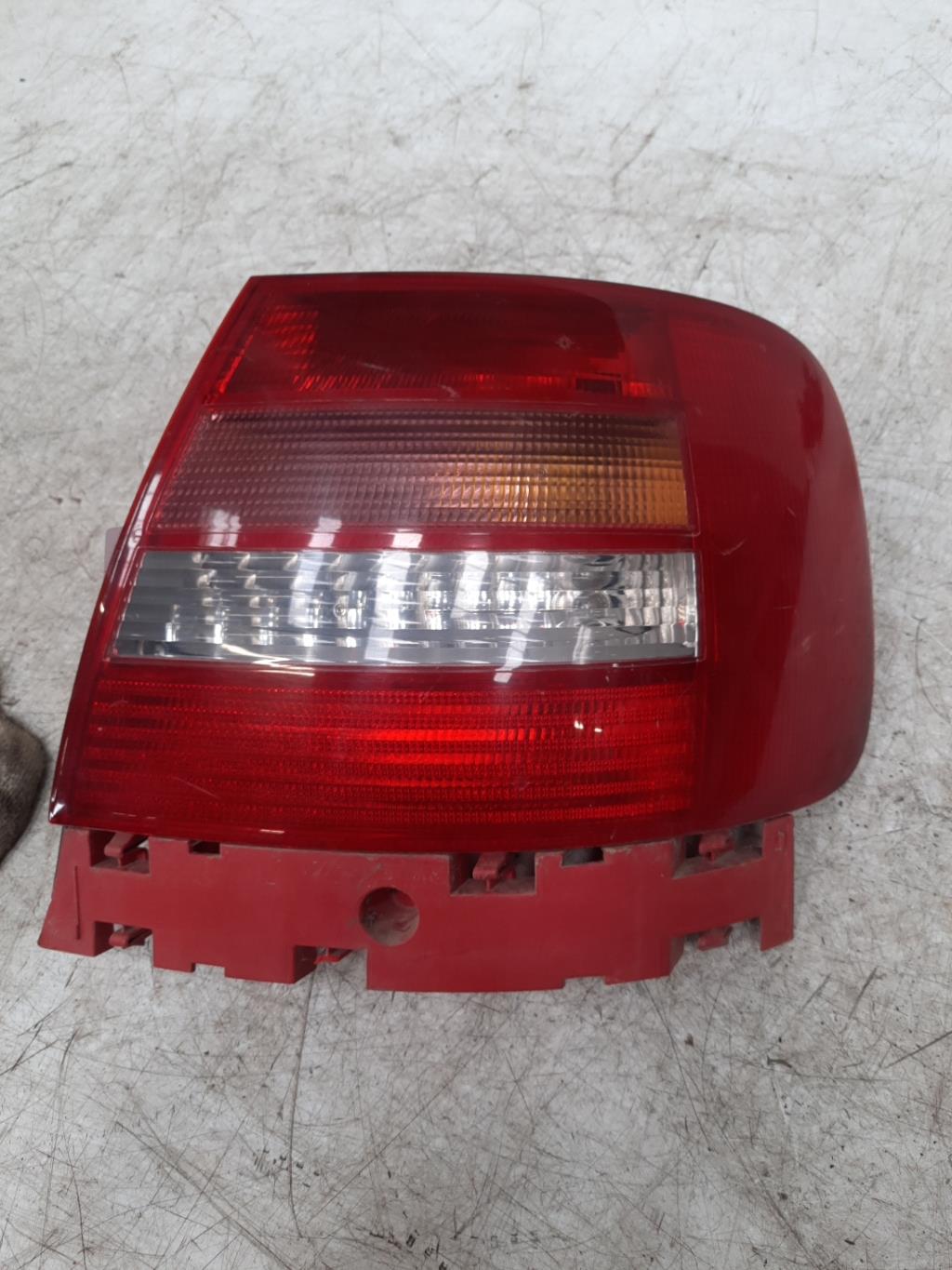 Fanale posteriore principale destro (luci) AUDI A4 1 PHASE 1 Diésel - 1