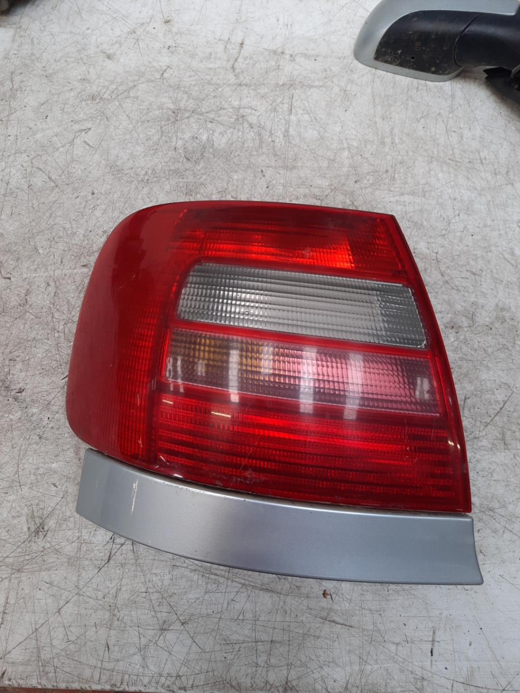 Fanale posteriore principale sinistro (luci) AUDI A4 1 PHASE 1 Diésel - 1