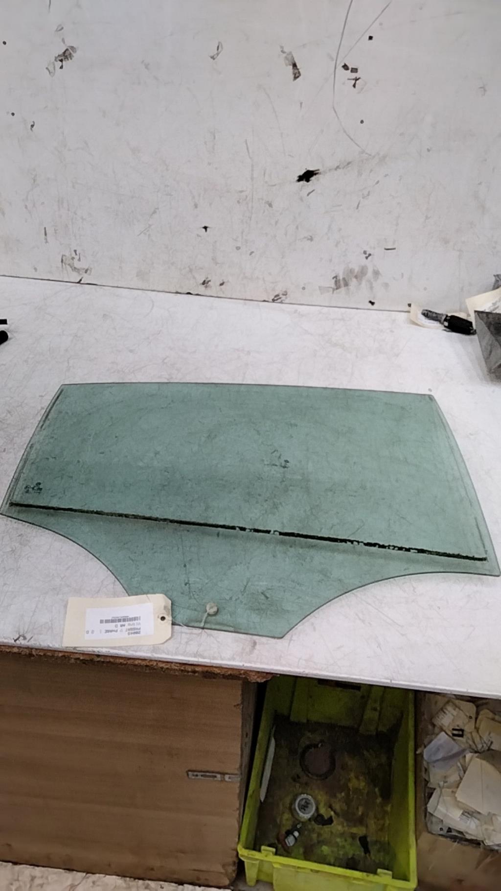 Vetro posteriore destro VOLKSWAGEN PASSAT 5  - 1