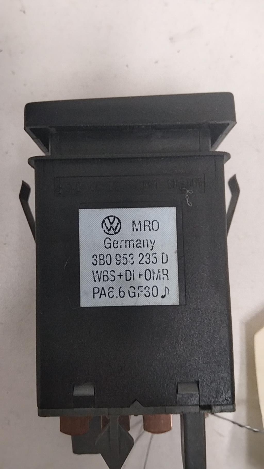 Bouton de warning VOLKSWAGEN PASSAT 4 PHASE 1 BREAK Diesel - 1